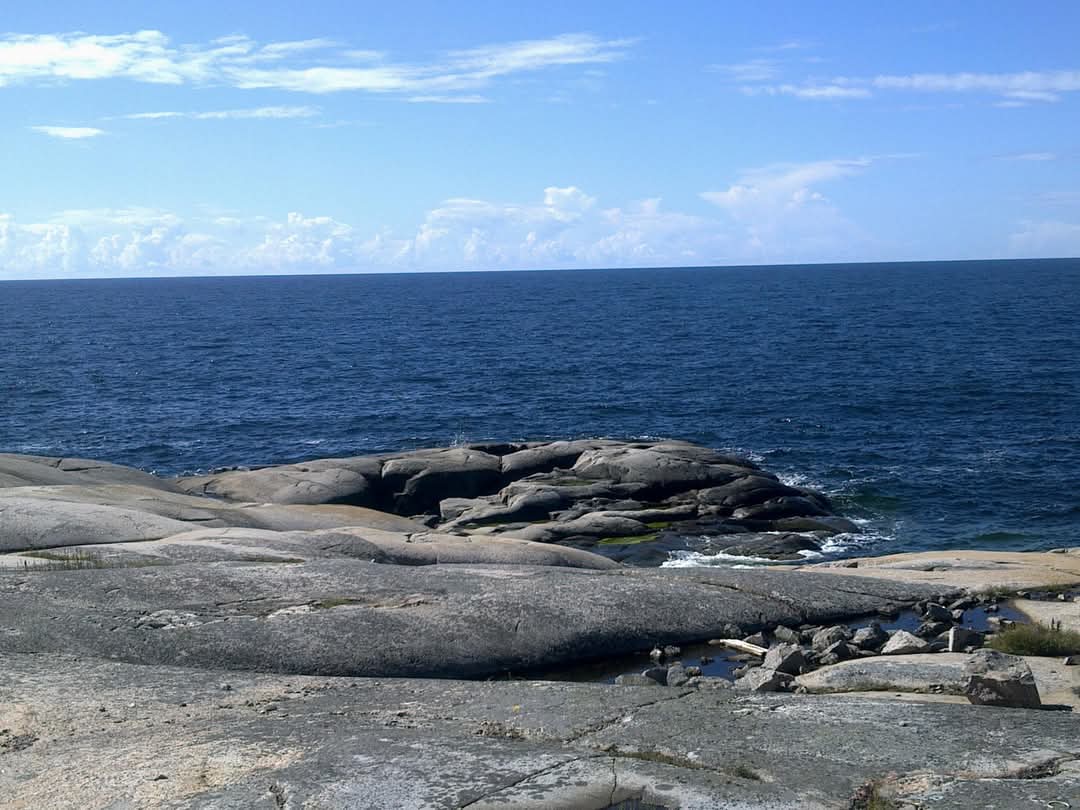 Rantakallio, merta ja sinistä taivasta